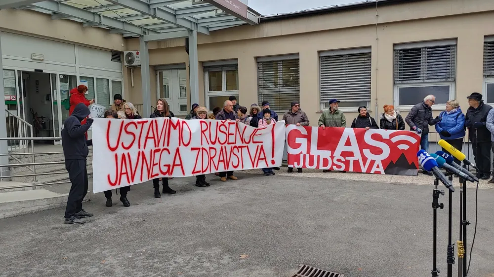 Na nenavadno dogajanje v Zdravstvenem domu Ljubljana so nedavno opozorili v civilni iniciativi Glas ljudstva, ko so protestirali pred stavbo ZD Polje, od koder so se morali pacienti zaradi pomanjkanja zdravnikov preseliti v ZD Fužine.