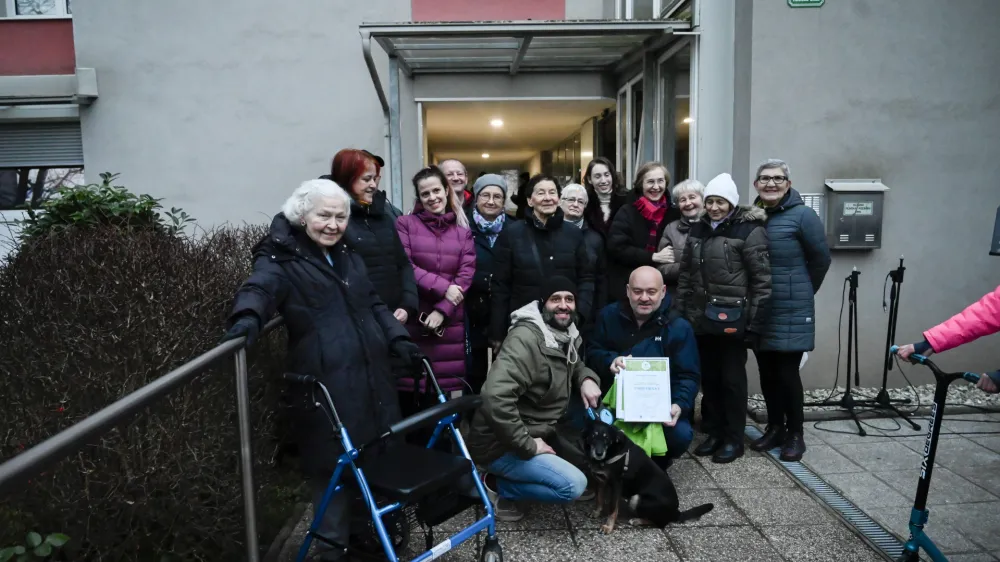 <br> <br><br>- 20.12.2022 - Akcija Za lepšo Ljubljano – Naj blok v Ljubljani, Rašiška ulica 1.<br><br> <br>//FOTO: Nik Erik Neubauer