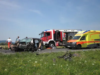 Četrtega julija 2015 je Samo Tadin z dan prej najetim, čisto novim oplom namenoma silovito trčil v starejšo policijsko škodo. Umrl je 33-letni policist.
Foto: Gasilska brigada Ljubljana Q