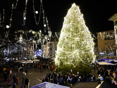 - Ljubljana - novoletna jelka <br><br><br> <br><br>- 16.12.2022 - Veseli December 2022 – praznično okrašeno mesto - božično novoletni sejem -<br><br> <br><br>//FOTO: Nik Erik Neubauer