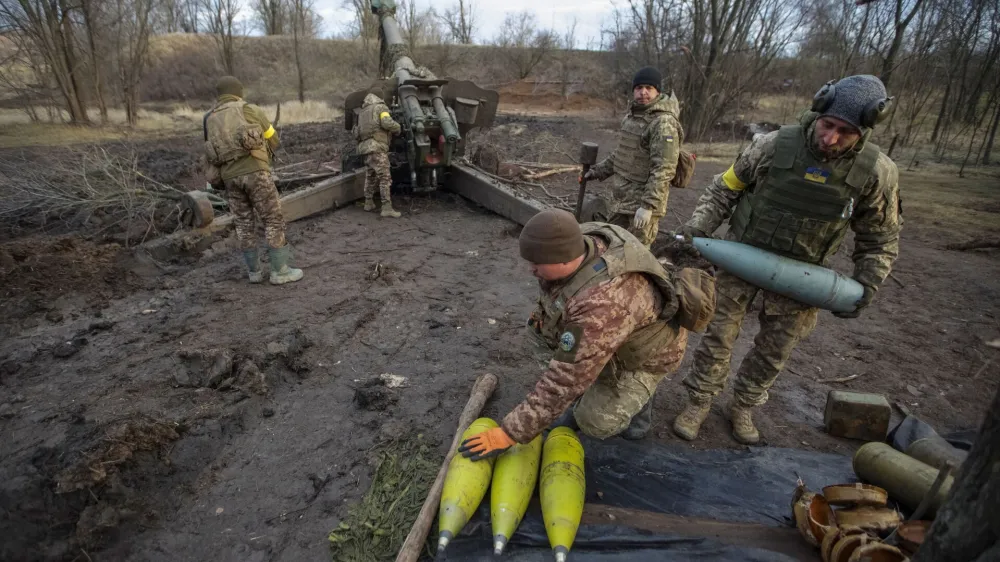 Ukrainian servicemen prepare cannon shells before firing them towards positions of Russian troops, amid Russia's attack on Ukraine, in Donetsk region, Ukraine January 1, 2023. REUTERS/Anna Kudriavtseva