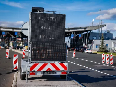 Mejni prehod Obrezje/Bregana.<br>Slovesnost ob vstopu Hrvaske v schengensko in evrsko obmocje.<br>Prihod predsednice republike Natase Pirc Musar pred stavbo mejnega prehoda Obrezje/Bregana, kjer jo pricakata in pozdravita predsednik hrvaske vlade Andrej Plenkovic in predsednica Evropske komisije Ursula von der Leyen.