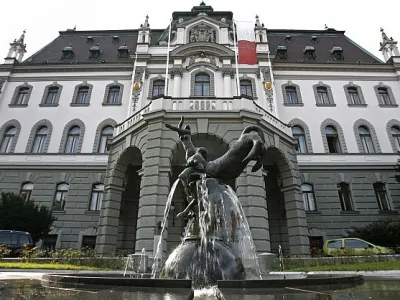 ﻿Znanstveniki ljubljanske univerze, ki so letos dosegli najodličnejše raziskovalne rezultate, so nagrade prejeli v Deželnem dvorcu, na sedežu univerze.