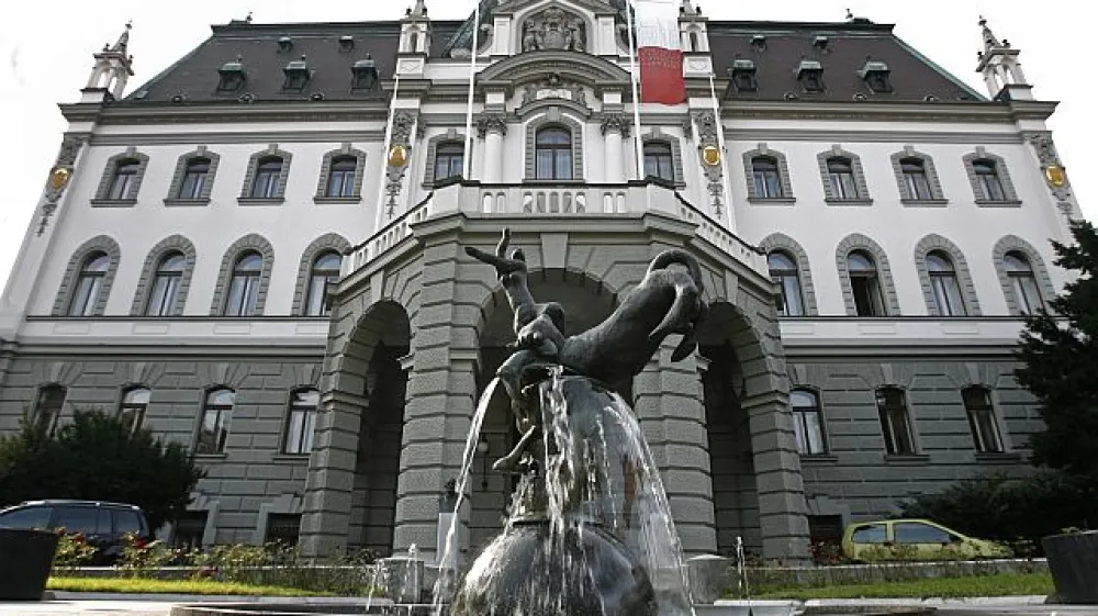 ﻿Znanstveniki ljubljanske univerze, ki so letos dosegli najodličnejše raziskovalne rezultate, so nagrade prejeli v Deželnem dvorcu, na sedežu univerze.