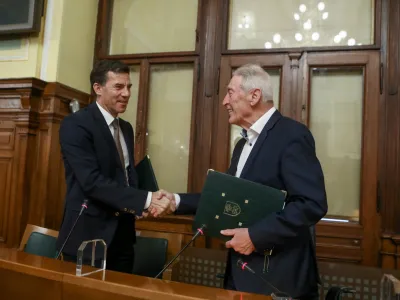 Vodja svetniške skupine Gibanje Svoboda Samo Logar in vodja svetniške skupine Liste Zorana Jankovića Aleš Čerin sta včeraj podpisala koalicijski sporazum.