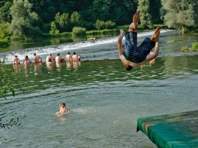 kopanje v reki Krka- Rock Otočec 2012//FOTO: Tomaž Zajelšnik