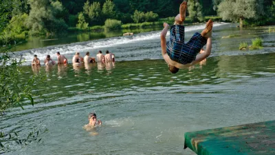 kopanje v reki Krka- Rock Otočec 2012//FOTO: Tomaž Zajelšnik