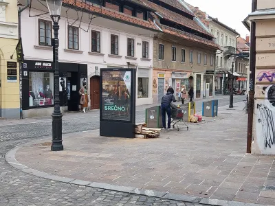 Čeprav občinski predpisi ne dovoljujejo odlaganja odpadkov ob komunalnih zabojnikih, se to pogosto dogaja. Foto: Vanja Brkić 