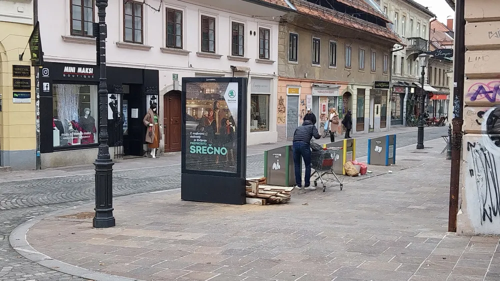 Čeprav občinski predpisi ne dovoljujejo odlaganja odpadkov ob komunalnih zabojnikih, se to pogosto dogaja. Foto: Vanja Brkić 