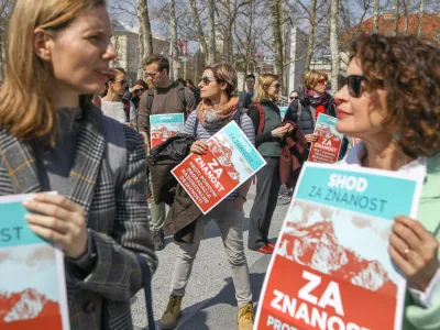 - 06.04.2022 - Shod za znanost v organizaciji rektorske konference in Koordinacije samostojnih raziskovalnih inštitutov Slovenije (KOsRIS)na Kongresnem trgu //FOTO: Luka Cjuha