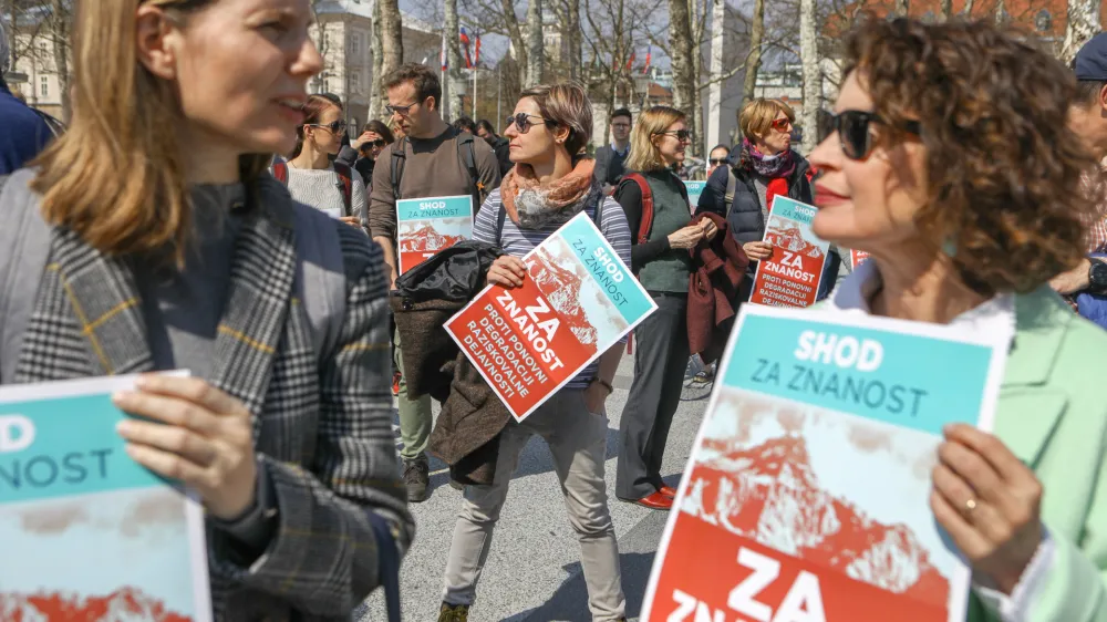 - 06.04.2022 - Shod za znanost v organizaciji rektorske konference in Koordinacije samostojnih raziskovalnih inštitutov Slovenije (KOsRIS)na Kongresnem trgu //FOTO: Luka Cjuha