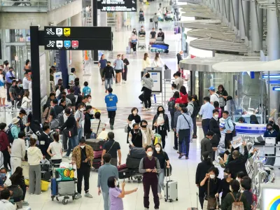 Tourists arrive, ahead of brace of an influx of Chinese tourists as COVID restriction are dismantled, at Bangkok's Suvarnabhumi airport, Thailand, January 4, 2023. REUTERS/Athit Perawongmetha