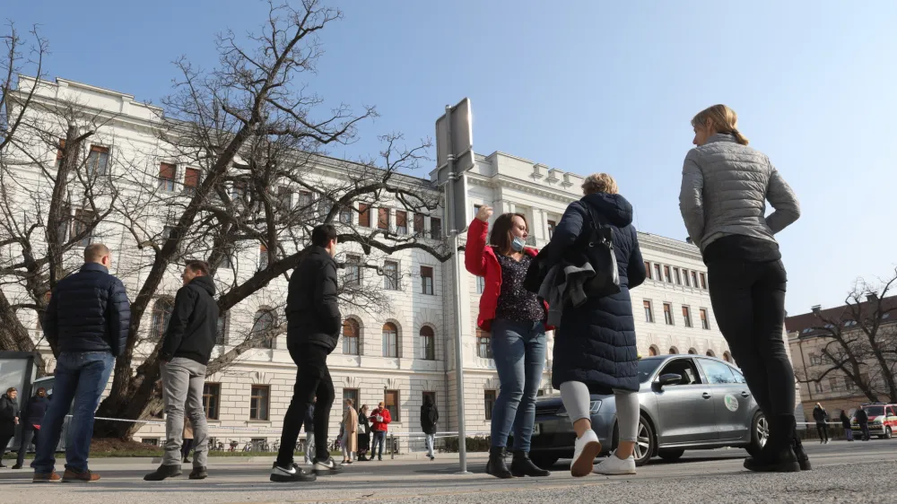 Sodniki bodo strnili vrste na izrednem občnem zboru. 