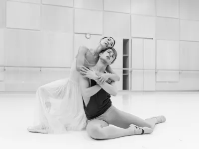 Balerina Marin Ino in plesalec Filippo Jorio med vajo v ljubljanski operno-baletni hiši.