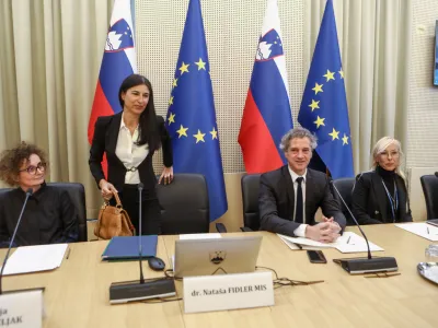 vodja strateškega sveta za prehrano dr. Nataša Fidler Mis, predsednik vlade Robert Golob- 10.01.2023 - Strateški svet za prehrano – prva seja pri predsedniku vlade Robertu Golobu – //FOTO: Luka Cjuha