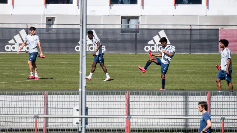 ﻿06 April 2020, Bavaria, Munich: (L-R) FC Bayern Munich's Robert Lewandowski, Alphonso Davies, Kingsley Coman and Joshua Zirkzee practice during a training session at the FC Bayern training ground. Bayern are to train in four groups on several pitches, and players will shower and eat at home, amid the Coronavirus outbreak. Photo: Matthias Balk/dpa - IMPORTANT NOTE: In accordance with the regulations of the DFL Deutsche FuĂźball Liga and the DFB Deutscher FuĂźball-Bund, it is prohibited to exploit or have exploited in the stadium and/or from the game taken photographs in the form of sequence images and/or video-like photo series.