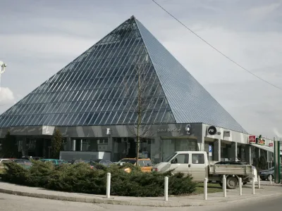 Urbanistična zasnova v izhodiščih za spremembo prostorskega akta predlaga spremembo namenske rabe iz gospodarske v centralne dejavnosti tudi na področju »piramide«. Foto: Arhiv Dnevnika