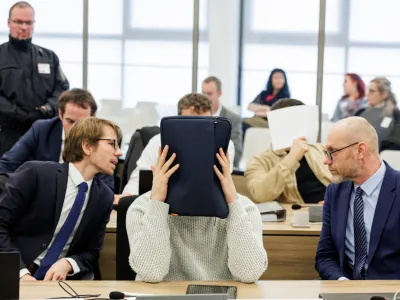 FILED - 10 January 2023, Saxony, Dresden: Two defendants cover their faces in the courtroom of the Dresden Higher Regional Court before the trial on the jewel heist in the Green Vault of Dresden's Residence Palace begins in November 2019. Photo: Jens Schlueter/POOL AFP/dpa