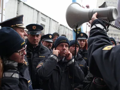 ﻿10.12.2015 - Policijska stavka - Policisti, ki stavkajo že od 18.novembra so se zopet zbrali pred vlado in parlamentom na protestnem shodu, s katerim želijo javnosti in predvsem vladi pokazati, da so enotni in odločeni vztrajati pri uveljavitvi zapisanih zavez, med drugim povečanje plač za 35 odstotkov in izplačilo presežnih ur, hkrati pa opozorili na neurejen status in neustrezno opremo - protestni shod - ///FOTO: Luka Cjuha