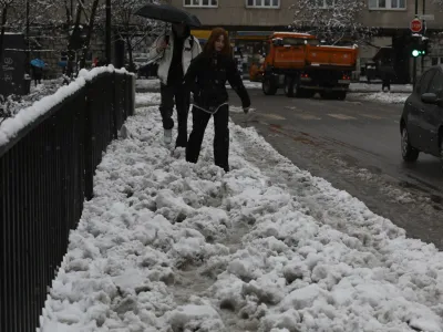 - neočiščen pločnik <br><br>16.01.2023 – Obilno sneženje v Ljubljani – sneg povzročil težave v prometu -<br><br> <br><br>//FOTO:<br><br>foto luka cjuha