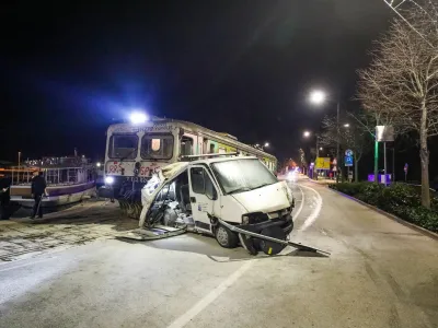 Neobičajen prizor je v soboto zvečer na puljsko rivo privabil mnogo radovednežev. 