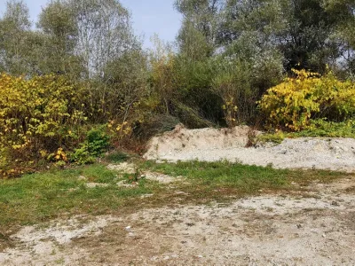 Manjši del odloženih odpadkov na Ljubljanskem barju je Dars že odstranil z lastnimi službami, preostanek dela pa bo opravil na javnem naročilu izbrani izvajalec sanacije. 