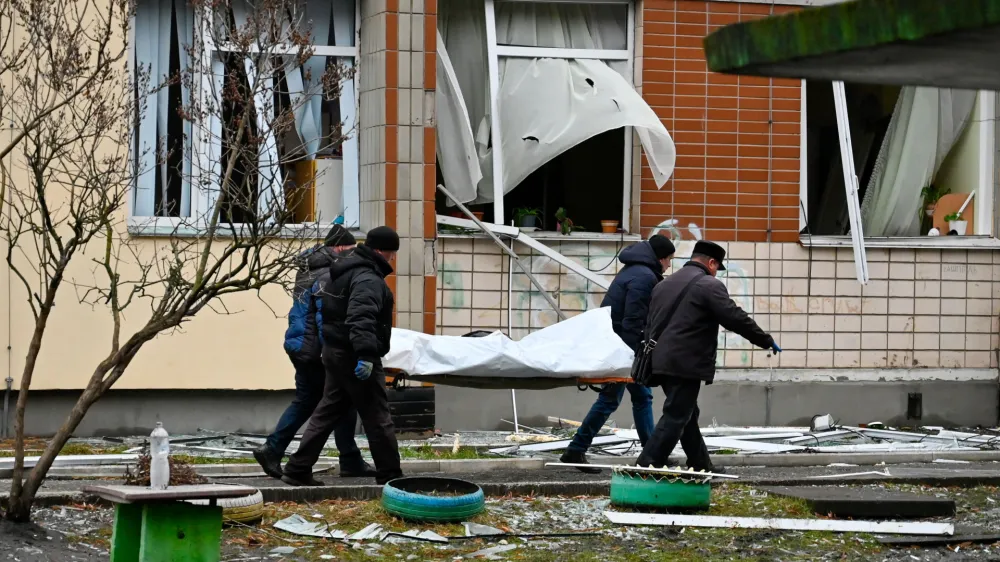 Moški pregleduje ostanke helikopterja, v katerem je bilo vodstvo notranjega ministrstva. 