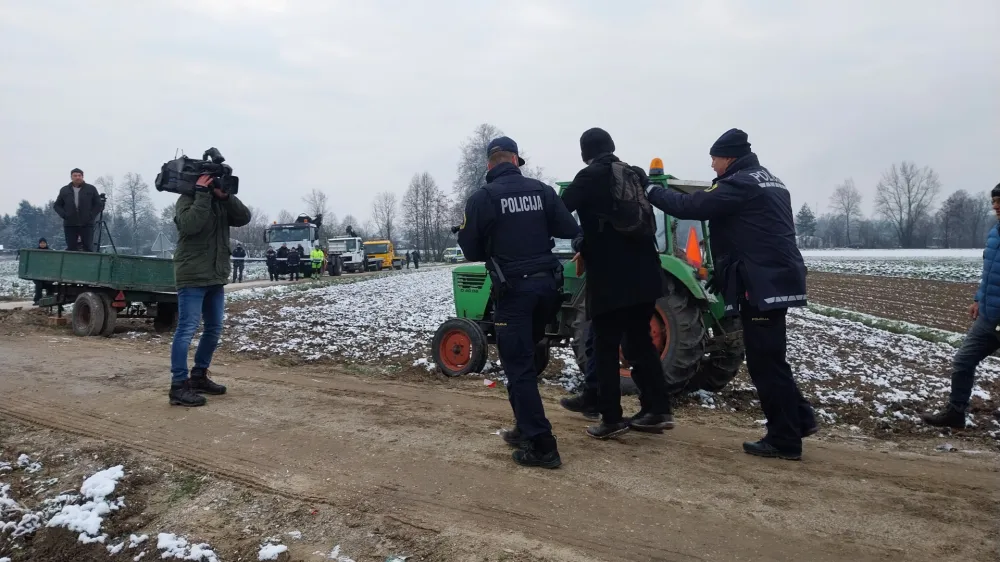 upor kmetov na Ježici proti gradnji kanala C0 - policisti prisilno odvedli Aleš Mrzela