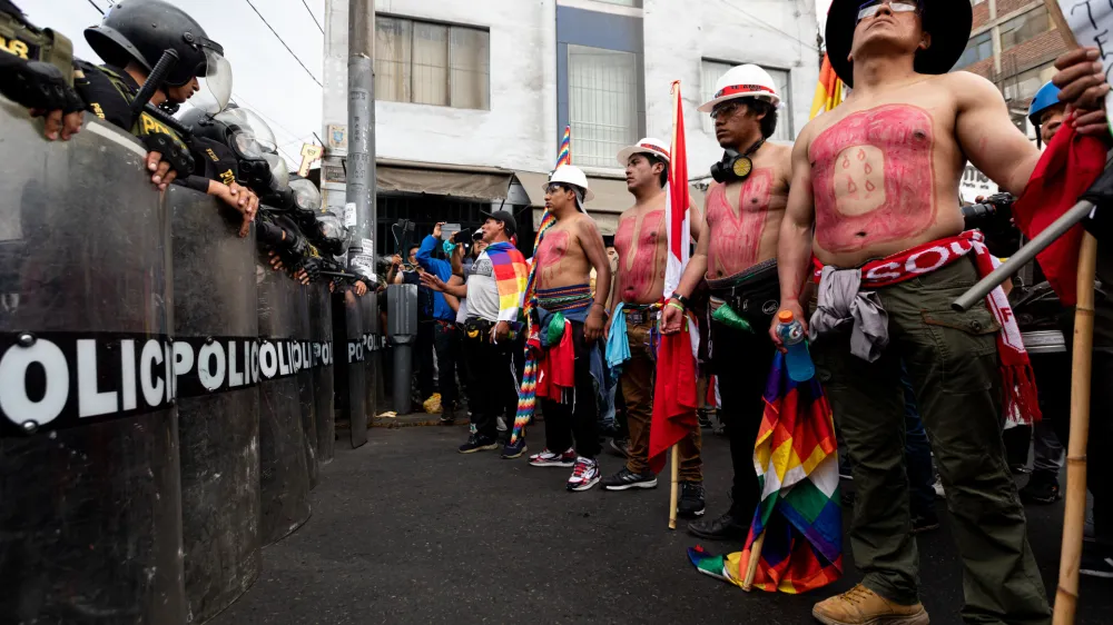 20 January 2023, Peru, Arequipa: Anti-government protesters stand in front of anti-riot police during a protest demanding immediate elections, the resignation of President Boluarte, the release of ousted President Castillo, and justice for protesters killed in clashes with police. Photo: Lucas Aguayo Araos/dpa