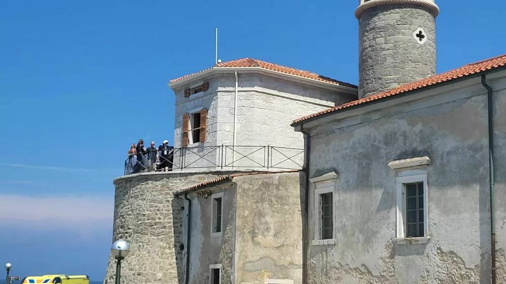 Piranska Punta s cerkvijo Marije Zdravja, 12-metrskim zvonikom in svetilnikom.

 

 