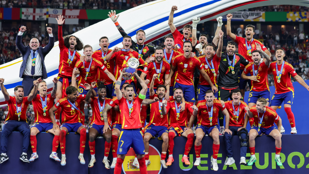 14 July 2024, Berlin: Spain players celebrate with the trophy after winning the UEFA Euro 2024 final soccer match against England at the Olympic Stadium. Photo: Christian Charisius/dpa