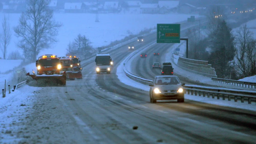 -Štajerska avtocesta med Celjem in Slovenskimi Konjicami-Sneg, zasnežene ceste, plug-Smučarski teki, Rogla// FOTO: MATEJ POVŠEOPOMBA: SAMO ZA OBJAVO V ČASOPISU DNEVNIK