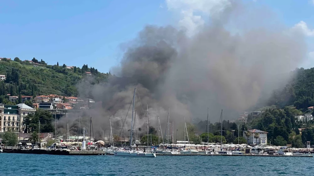 Lokal Alaya v srediscu Portoroza po pozaru.