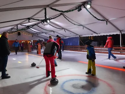 Na pokritem drsališču Ledena pravljica se je ob spoznavanju curlinga zabavalo sedem mešanih ekip, ki so dokazale, da slabo vreme s padavinami in starost nista ovira za zimsko rekreacijo na svežem zraku.