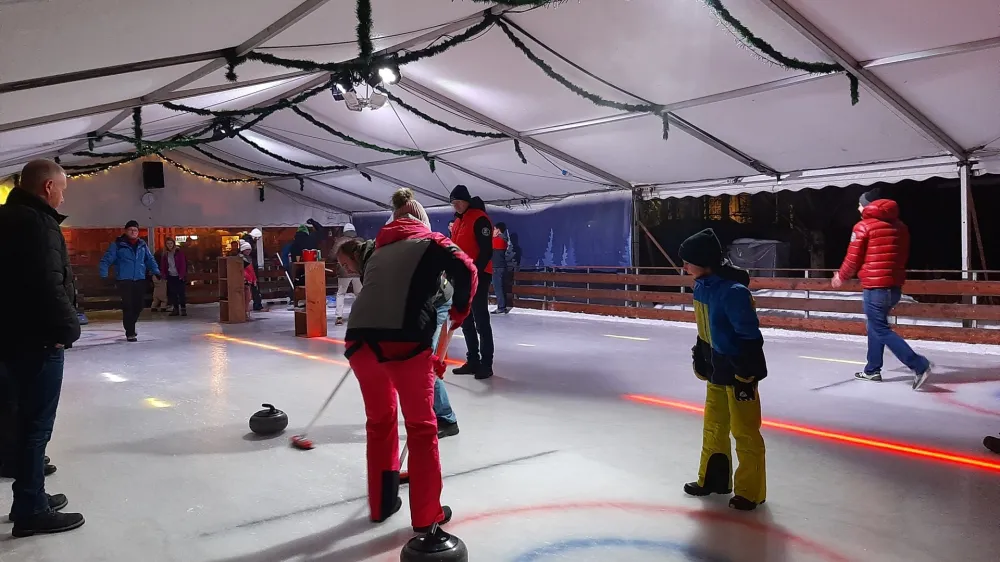 Na pokritem drsališču Ledena pravljica se je ob spoznavanju curlinga zabavalo sedem mešanih ekip, ki so dokazale, da slabo vreme s padavinami in starost nista ovira za zimsko rekreacijo na svežem zraku.