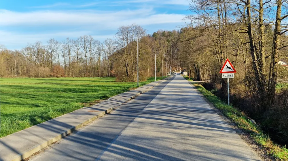 Del Nove poti v Vnanjih Goricah je zunaj naselja, a ima omejitev hitrosti 30 kilometrov na uro, pogosto tam tudi stoji radar. 