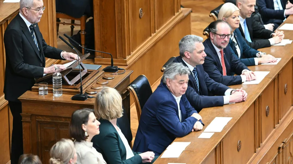 26 January 2023, Austria, Vienna: Austrian President Alexander Van der Bellen (L) delivers a speech behind members of the government during the swearing-in ceremony by the Federal Assembly in Parliament. Photo: Roland Schlager/APA/dpa