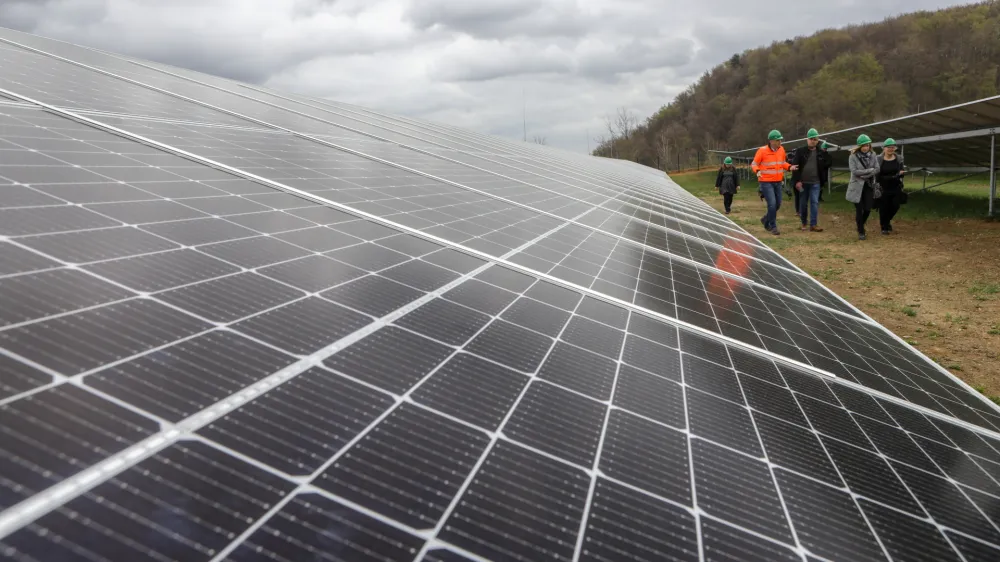 - 08.04.2022 – Holding Slovenske elektrarne HSE Sonce – Sončna elektrarna Prapretno pri Hrastniku, otvoritev največje sončne elektrarne v Sloveniji //FOTO: Luka Cjuha