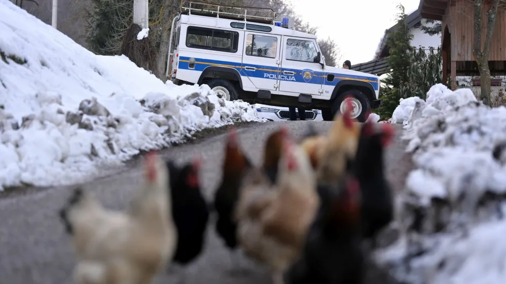 V nedeljo v času kosila so v vasici Hlevnica v Đurmancu v hrvaškem Zagorju našli truplo novorojenčka. Policija še preiskuje, kdo je trupelce kot smeti odvrgel nekje ob cesti.