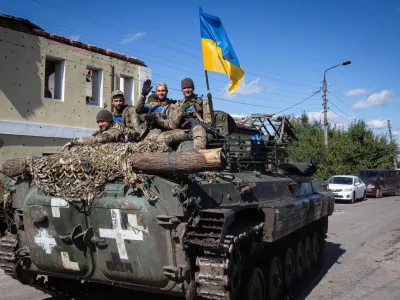 19 September 2022, Ukraine, Izium: Ukrainian soldiers ride on an armoured personnel carrier in the city of Izium in the Kharkiv region, which was recently recaptured by Ukrainian forces. Photo: Oleksii Chumachenko/SOPA Images via ZUMA Press Wire/dpa