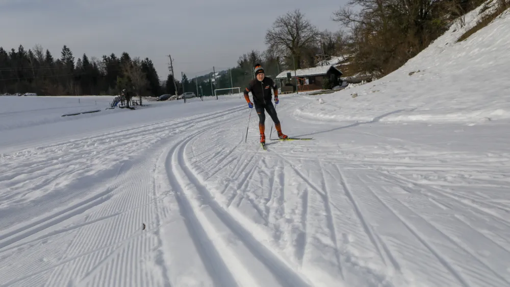 V Velikem Trebeljevem na skrajnem vzhodu Mestne občine Ljubljana sta urejena brezplačno sankališče za otroke in proga za tek na smučeh. Foto: Luka Cjuha