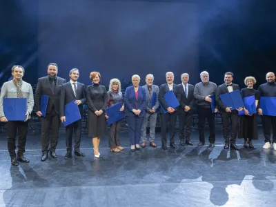 Letošnji prejemniki najvišjih odlikovanj v slovenski umetnosti na odru Cankarjevega doma. Foto:  Luka Cjuha