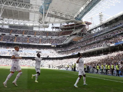 Soccer Football - LaLiga - Real Madrid v RCD Mallorca - Santiago Bernabeu, Madrid, Spain - September 11, 2022 Real Madrid's Rodrygo celebrates scoring their third goal with Vinicius Junior and Federico Valverde REUTERS/Susana Vera