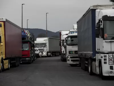 ﻿- prometni zastoj zaradi vremenskih razmer - tovornjaki - tovorna vozila- 05.02.2015 - Mednarodni mejni prehod Vrtojba - zaradi predvidenega obilnega sneženja in burje prepoved vožnje za priklopnike in polpriklopnike pri vstopu v Slovenijo - ///FOTO: Luka Cjuha