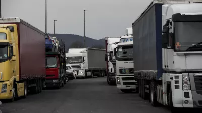 ﻿- prometni zastoj zaradi vremenskih razmer - tovornjaki - tovorna vozila- 05.02.2015 - Mednarodni mejni prehod Vrtojba - zaradi predvidenega obilnega sneženja in burje prepoved vožnje za priklopnike in polpriklopnike pri vstopu v Slovenijo - ///FOTO: Luka Cjuha