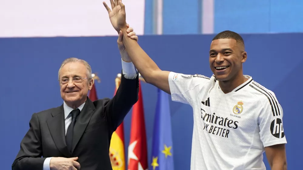 Real Madrid President Florentino Perez presents Kylian Mbappe, of France, to fans as a new Real Madrid player at the Santiago Bernabeu stadium in Madrid, Tuesday, July 16, 2024. (AP Photo/Andrea Comas)