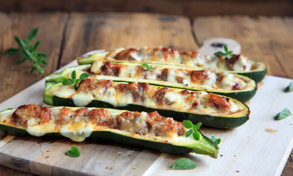 gratinated courgettes on a wooden board / Foto: Juefrateam