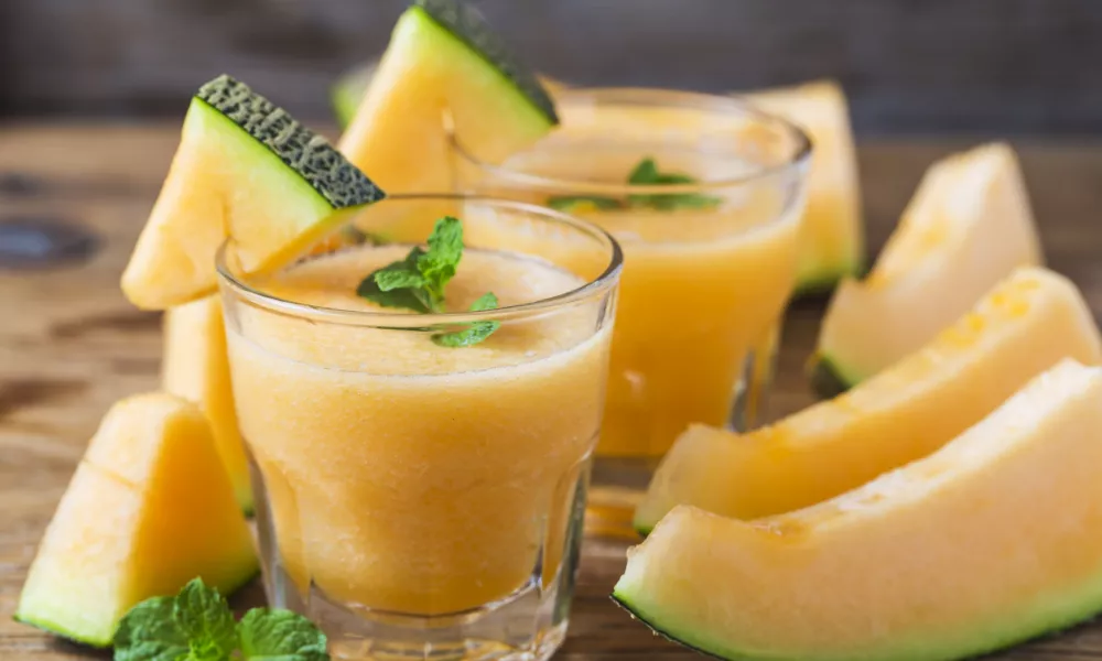 The juice of melon with mint in a glass jar on the table.Hami melon / Foto: Dashu83