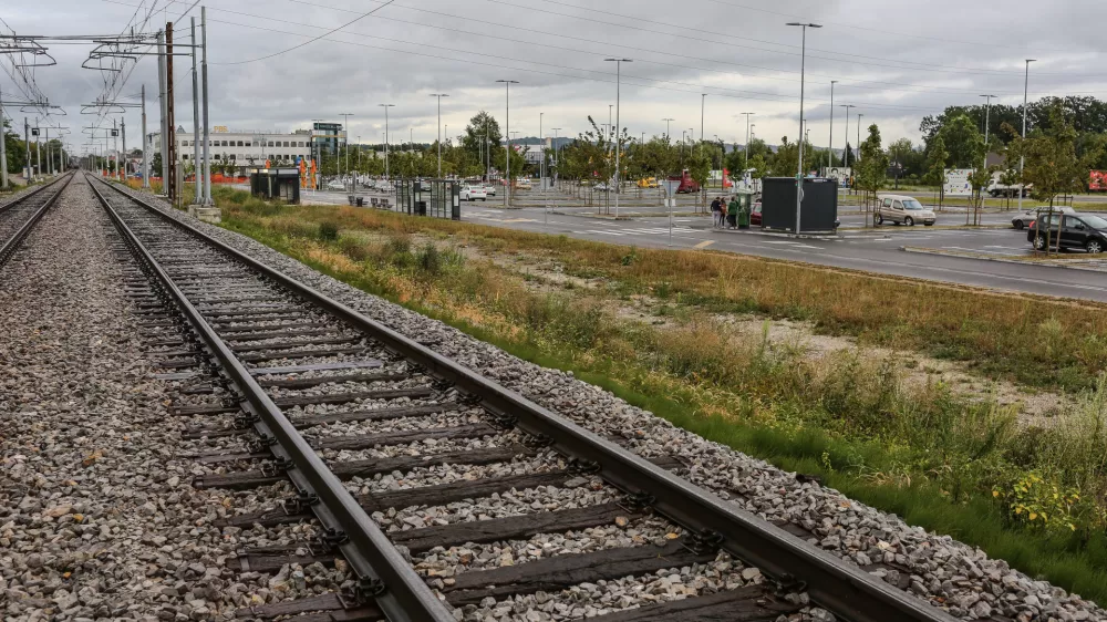 ﻿parkirišče in železniška proga    - 10.08.2016 - Parkirišče P+R Dolgi most na zahodnem obrobju mesta Ljubljane Vič - gradnja nove železniške postaje -     //FOTO: Bojan Velikonja