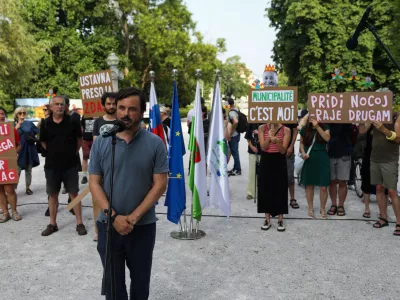 Pobudniki referenduma trdijo, da mestna oblast že dolgo časa civilni družbi kaže hrbet.